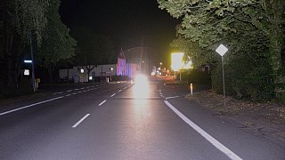 BMW prallt in Gütersloh gegen Buswartehäuschen