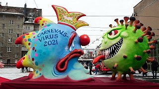 Trauriger Rosenmontag - Motto-Wagen in Düsseldorf