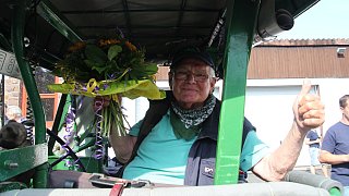Lauenförde: Die Lauenförder begrüßen ihren Weltenbummler mit dem Trecker, Winfried Langner.