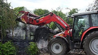 Stall für Hühner und Enten brennt in Gütersloh