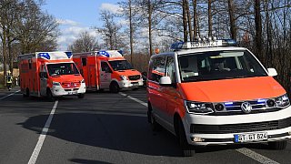 Auto überschlägt sich nach Zusammenstoß - drei Verletzte