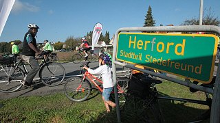 Radler und Jogger erobern autofreie Bundesstraße 61