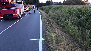 Auto überschlägt sich an Avenwedder Straße im Graben