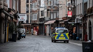 Trauriger Rosenmontag - Motto-Wagen in Düsseldorf