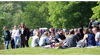 Gütersloh: Gütersloher feiern am 1. Mai - unter den Augen der Polizei