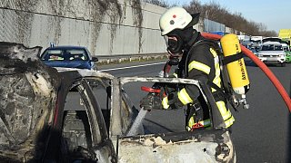 Pkw geht nach Auffahrunfall auf der A2 bei Rheda-Wiedenbrück in Flammen auf