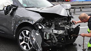 Pkw fährt bei Gütersloh in Absicherungsanhänger der Autobahnmeisterei