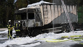 Lkw brennt - Parkplatz Heideplatz an der A2 bei Gütersloh gesperrt