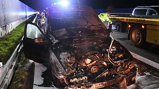 BMW geht auf der A33 plötzlich in Flammen auf
