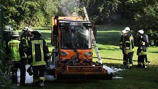 Verl: Großflächen-Rasenmäher gerät in Brand