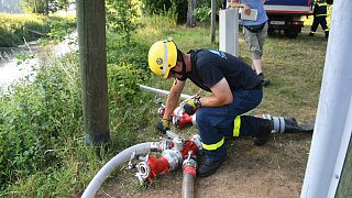 Fischesterben in der Ems: THW pumpt Wasser aus dem Fluss