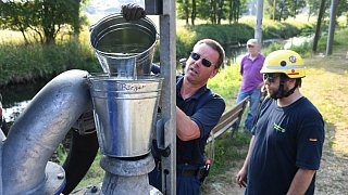 Fischesterben in der Ems: THW pumpt Wasser aus dem Fluss