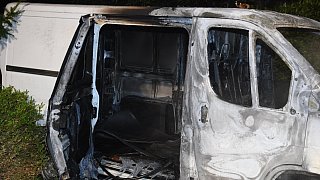 Feuerwehr löscht brennenden Transporter in Wiedenbrück