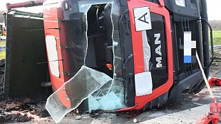Lkw kippt auf der Autobahn 2 um