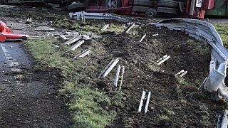 Lkw kippt auf der Autobahn 2 um