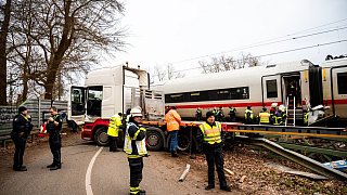 ICE stößt in Hamburg mit Sattelzug zusammen