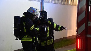 Scheunenbrand vernichtet Hunderte Strohballen - Warn-App ausgelöst