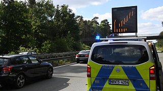 Glühende Bremse setzt 800 Quadratmeter Gras an A33 in Brand