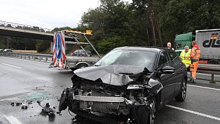 Pkw fährt bei Gütersloh in Absicherungsanhänger der Autobahnmeisterei