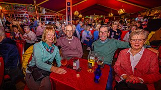 Premiere im Spiegelzelt