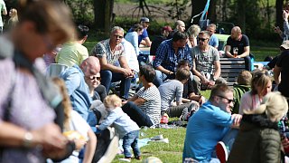 Gütersloh: Gütersloher feiern am 1. Mai - unter den Augen der Polizei