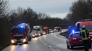 Rheda-Wiedenbrück: Feuerwehr muss Autofahrer schonend aus Fahrzeug retten
