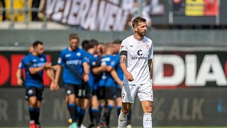 Regensburg bezwingt Schalke - KSC mit Remis gegen Bremen