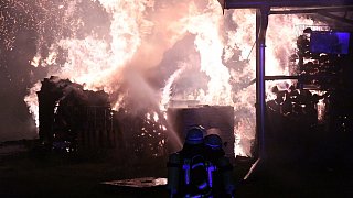 Scheunenbrand vernichtet Hunderte Strohballen - Warn-App ausgelöst