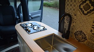 Zwei Spenger bauen einen Campervan