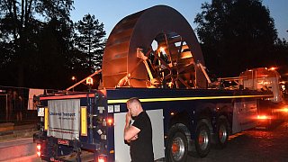 Paderborn: Einbau des Wasserrades im Paderquellgebiet
