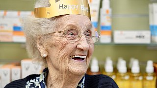 Überraschungsparty für 100-jährige Anneliese Kresse in der Apotheke