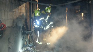 Feuerwehr muss Garagenbrand in Rheda-Wiedenbrück löschen