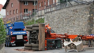 Borchen: Bagger auf der Hauptstraße umgekippt