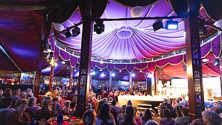 Premiere im Spiegelzelt