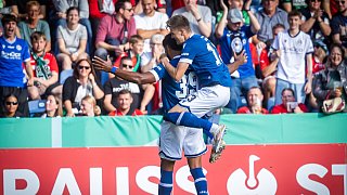 Arminia Bielefeld schlägt Hannover 96 mit 2:0.