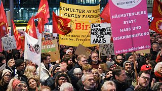 Über 25.000 Menschen sind in Bielefeld auf dem Jahnplatz zusammen gekommen, um gegen Rechtsextremismus zu demonstrieren.