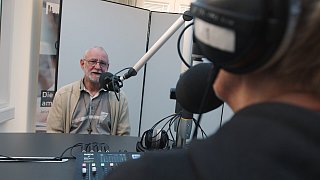 Pater Lohre im Podcaststudio