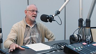 Pater Lohre im Podcaststudio