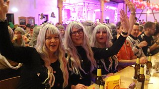 Willebadessen: Volles Haus beim Büttenabend in Peckelsheim