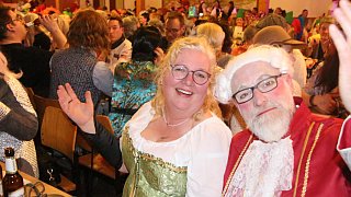 Willebadessen: Volles Haus beim Büttenabend in Peckelsheim