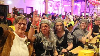 Willebadessen: Volles Haus beim Büttenabend in Peckelsheim