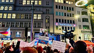 Über 25.000 Menschen sind in Bielefeld auf dem Jahnplatz zusammen gekommen, um gegen Rechtsextremismus zu demonstrieren.