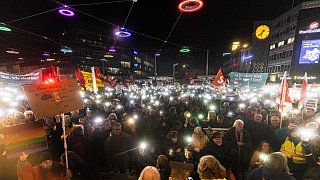 Über 25.000 Menschen sind in Bielefeld auf dem Jahnplatz zusammen gekommen, um gegen Rechtsextremismus zu demonstrieren.