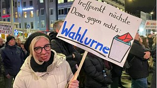 Über 25.000 Menschen sind in Bielefeld auf dem Jahnplatz zusammen gekommen, um gegen Rechtsextremismus zu demonstrieren.