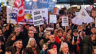 Über 25.000 Menschen sind in Bielefeld auf dem Jahnplatz zusammen gekommen, um gegen Rechtsextremismus zu demonstrieren.