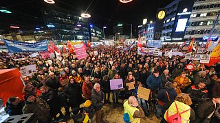 Über 25.000 Menschen sind in Bielefeld auf dem Jahnplatz zusammen gekommen, um gegen Rechtsextremismus zu demonstrieren.