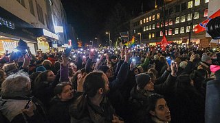 Über 25.000 Menschen sind in Bielefeld auf dem Jahnplatz zusammen gekommen, um gegen Rechtsextremismus zu demonstrieren.