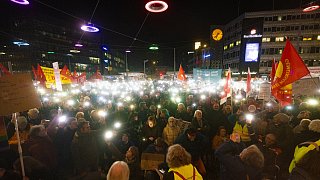 Über 25.000 Menschen sind in Bielefeld auf dem Jahnplatz zusammen gekommen, um gegen Rechtsextremismus zu demonstrieren.