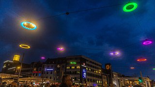 Über 25.000 Menschen sind in Bielefeld auf dem Jahnplatz zusammen gekommen, um gegen Rechtsextremismus zu demonstrieren.
