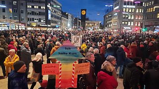 Über 25.000 Menschen sind in Bielefeld auf dem Jahnplatz zusammen gekommen, um gegen Rechtsextremismus zu demonstrieren.